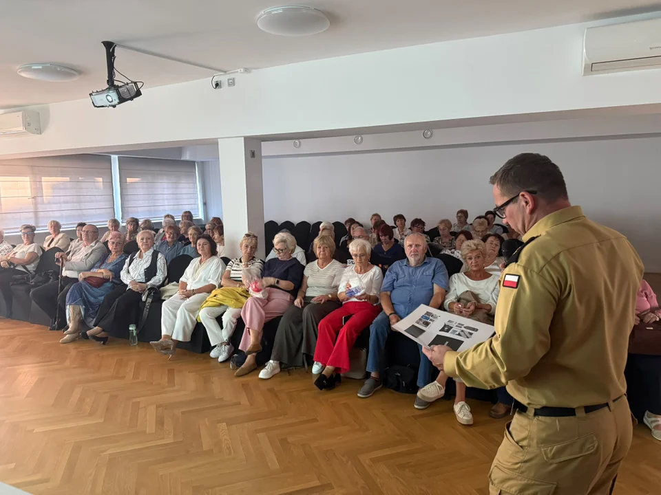 Plecak ewakuacyjny i sygnały alarmowe. Strażacy uczą seniorów
