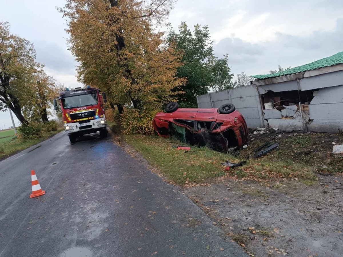 Groźne dachowanie w powiecie krotoszyńskim. Za kierownicą 23-latek bez prawa jazdy